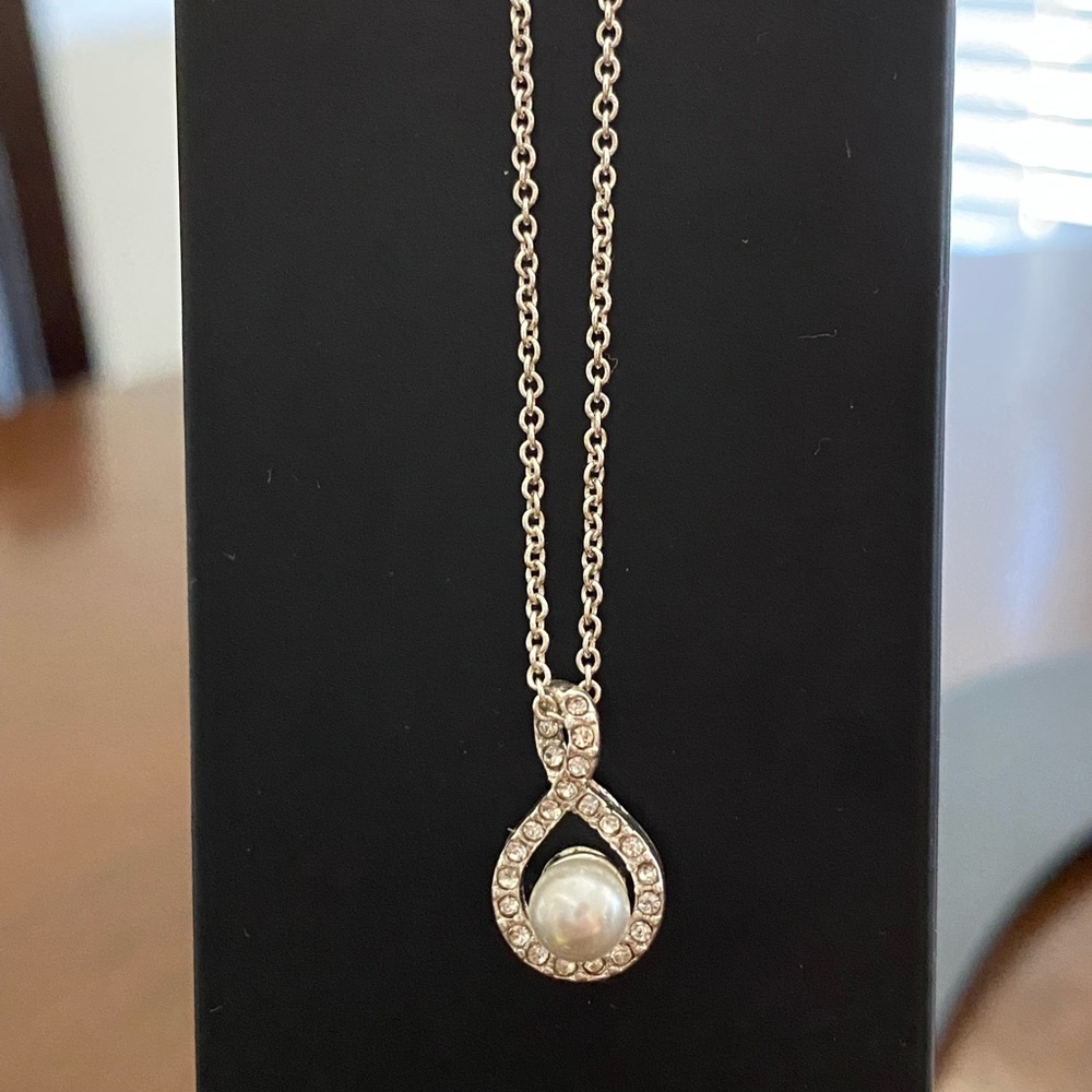 Silver tone necklace with a pearl stone
